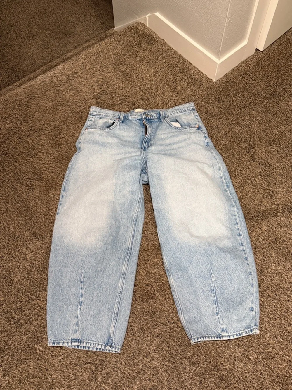 Universal Thread Light Blue High-Rise Relaxed Jeans - Picture 1 of 3